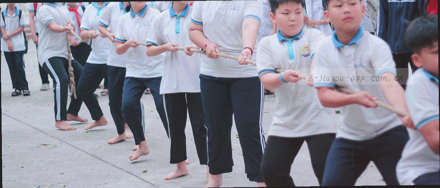 深色底上的斜向细线网格与等距刻度纹理，点缀少量青色光点